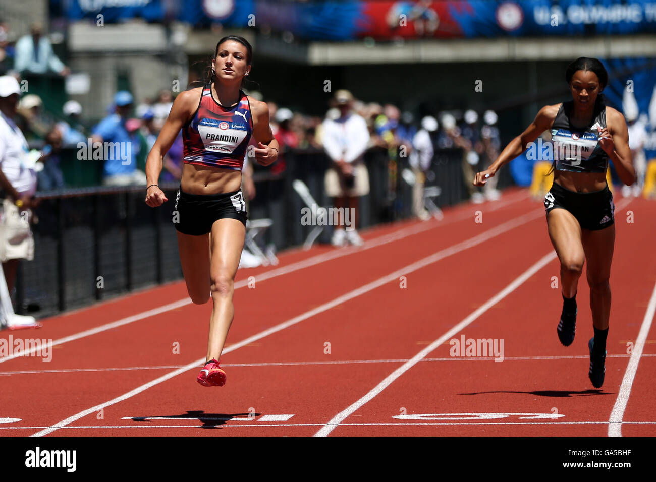 Eugene, Oregon, UK. 2 Luglio, 2016. JENNA PRANDINI, sinistra, vince il suo calore nel 100 con un nuovo record personale di 10,81, vento, coadiuvato a USA Track & Field prove olimpiche in campo Haward in Eugene, Oregon il 2 luglio 2016. Foto di David Blair Credito: David Blair/ZUMA filo/Alamy Live News Foto Stock