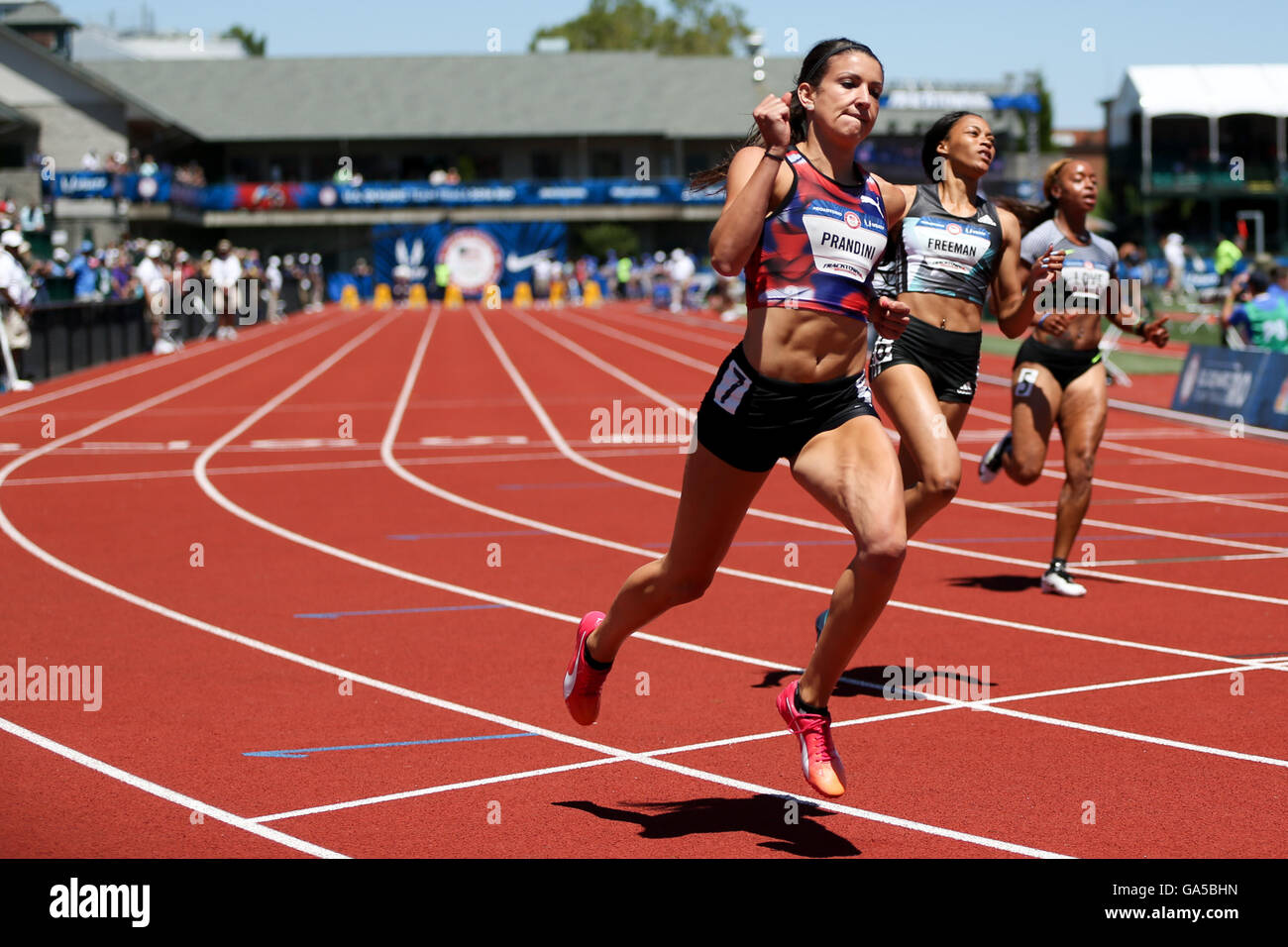 Eugene, Oregon, UK. 2 Luglio, 2016. JENNA PRANDINI, sinistra, vince il suo calore nel 100 con un vento aided 10,81 presso la USA Track & Field prove olimpiche in campo Haward in Eugene, Oregon il 2 luglio 2016. Foto di David Blair Credito: David Blair/ZUMA filo/Alamy Live News Foto Stock