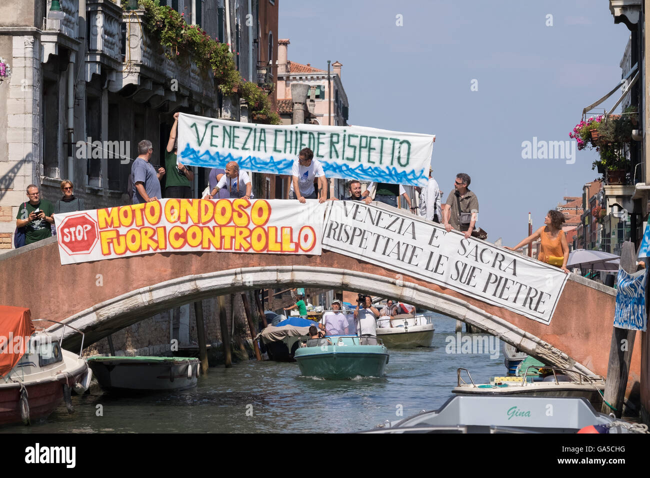 Veneziani con striscioni e slogan canali protestando contro il turismo di massa il 2 Luglio 2016 Foto Stock