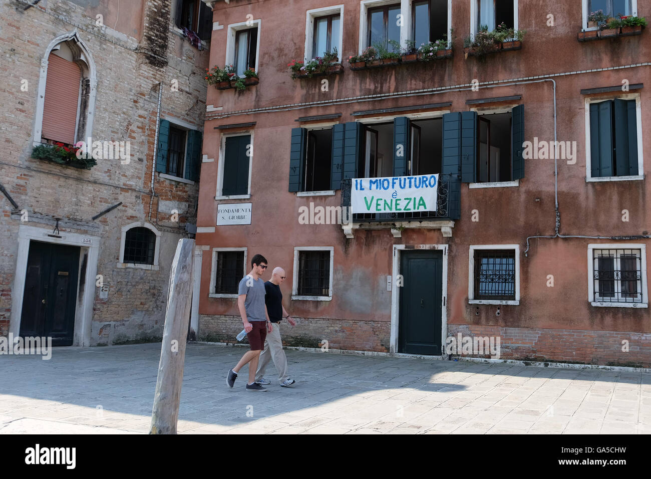 Veneziani con striscioni e slogan canali protestando contro il turismo di massa il 2 Luglio 2016 Foto Stock
