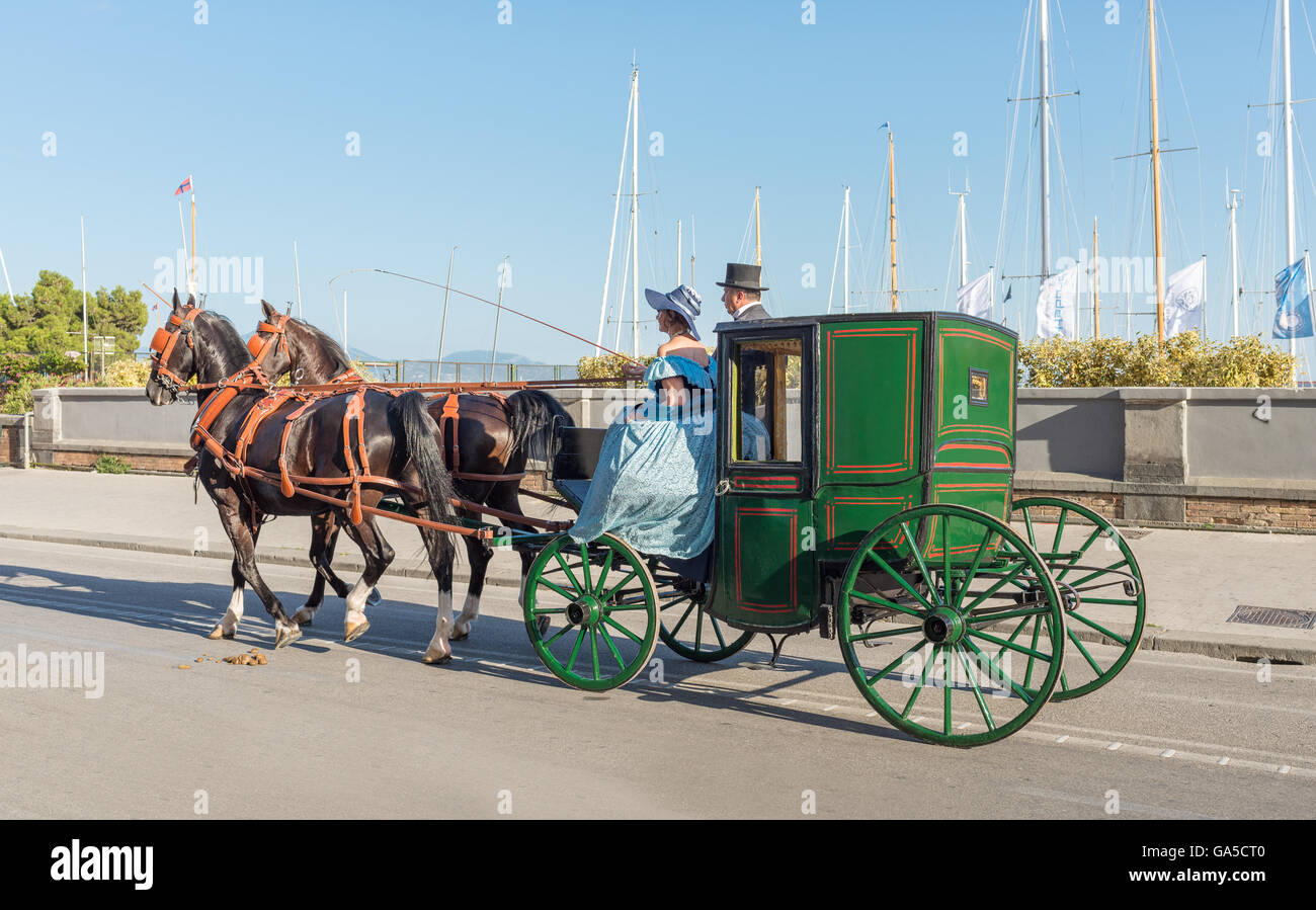 Napoli, Italia. 2 Luglio, 2016. Parata equestre del centro storico di carri, cavalli del Regio Maneggio, Fanteria Borbone con persone in abiti di 700 napoletano il 2 luglio 2016 a Napoli Credito: StudioA/Alamy Live News Foto Stock