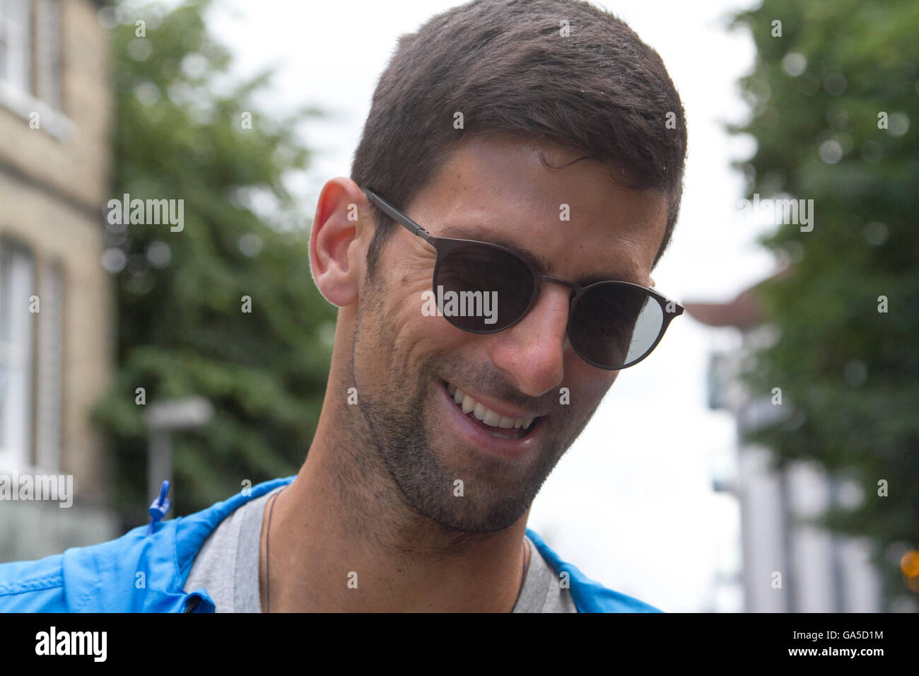 Il torneo di Wimbledon di Londra, Regno Unito. 3 Luglio, 2016. Il numero 1 si è classificato giocatore Novak Djokovic a spasso per Wimbledon High street un giorno dopo aver perso il suo terzo round in abbinamento a Sam QUERREY al giorno 6 del Wimbledon Tennis championships Credito: amer ghazzal/Alamy Live News Foto Stock