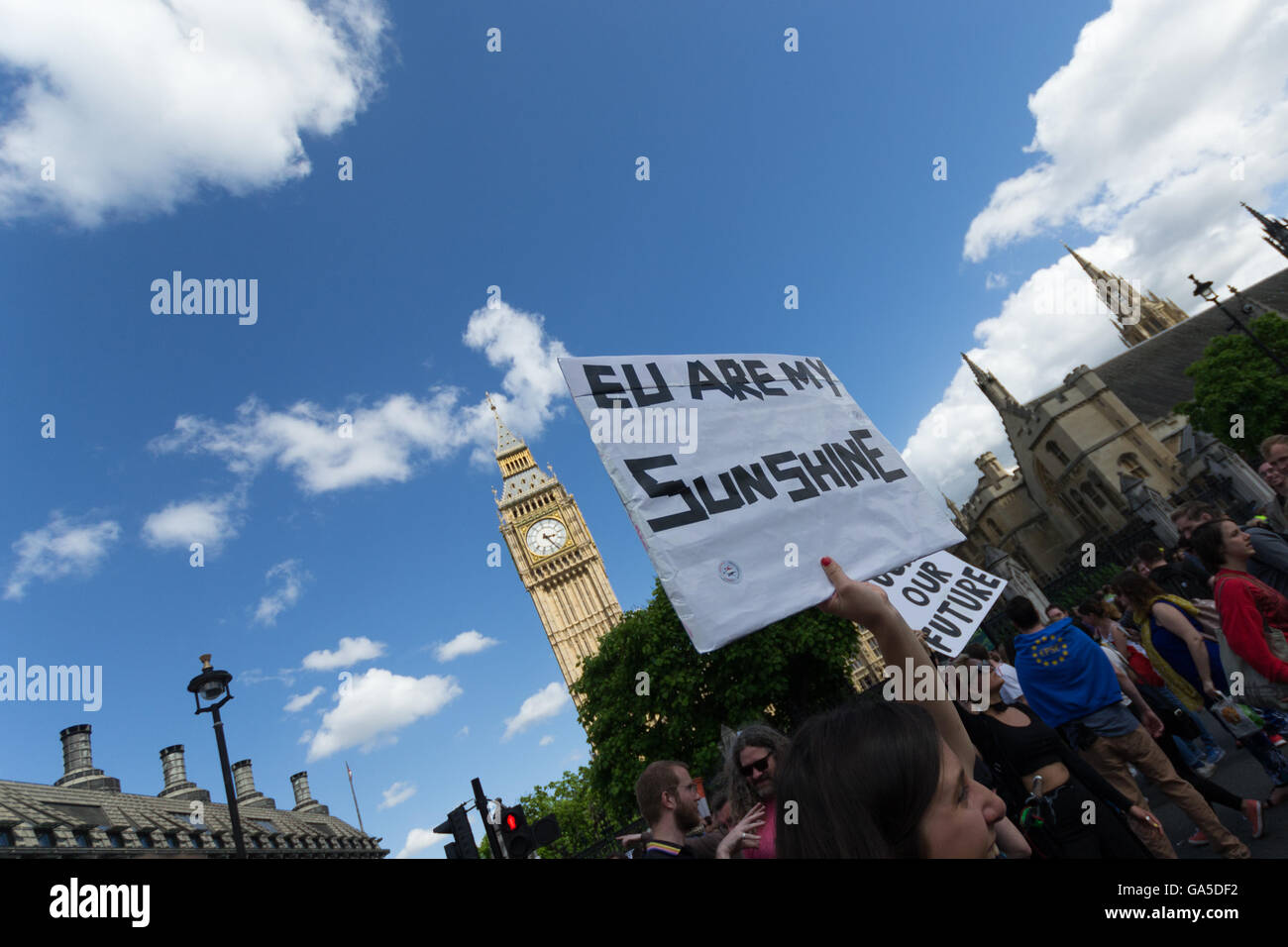 Londra, Regno Unito. 2 Luglio, 2016. Folle su un marzo a Londra a Belfast. Credito: Andrew Lalchan/Alamy Live News Foto Stock