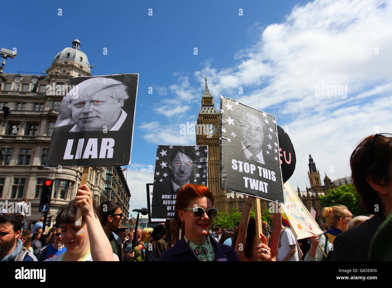 Londra, Regno Unito. 2 Luglio, 2016. Migliaia di persone partecipano in marzo per l'Europa, da Park Lane a Piazza del Parlamento. Protestando per le bugie e disinformazione dal lasciare la campagna, i supporti e i parlamentari che hanno raccontato il popolo britannico durante il 23 giugno UE referendum. Credito: Penelope Barritt/Alamy Live News Foto Stock