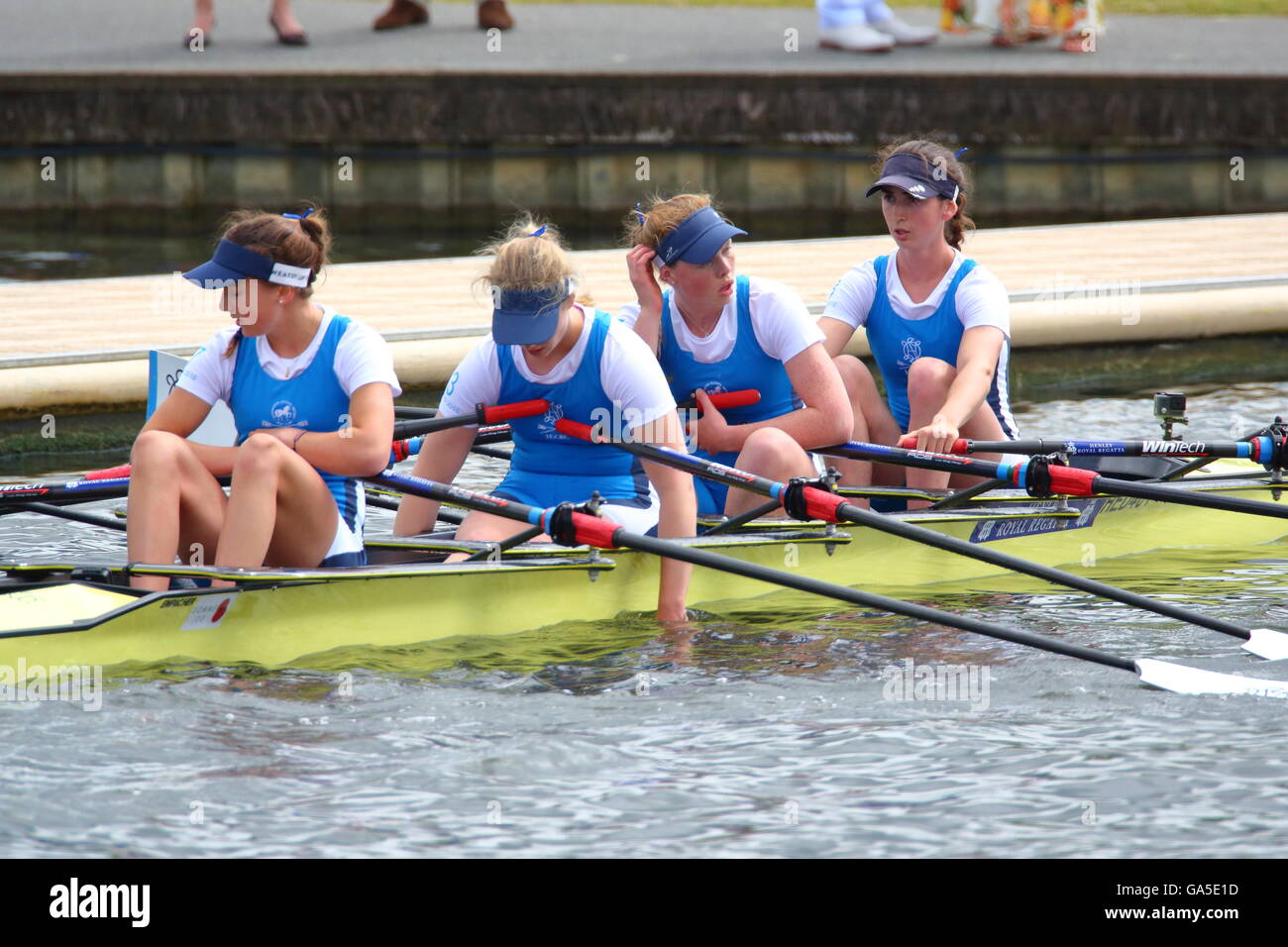 I rematori provenienti da tutto il mondo è venuto per l'annuale Henley Royal Regatta 2016. La scuola di Headington è stata strettamente sconfitto. Foto Stock