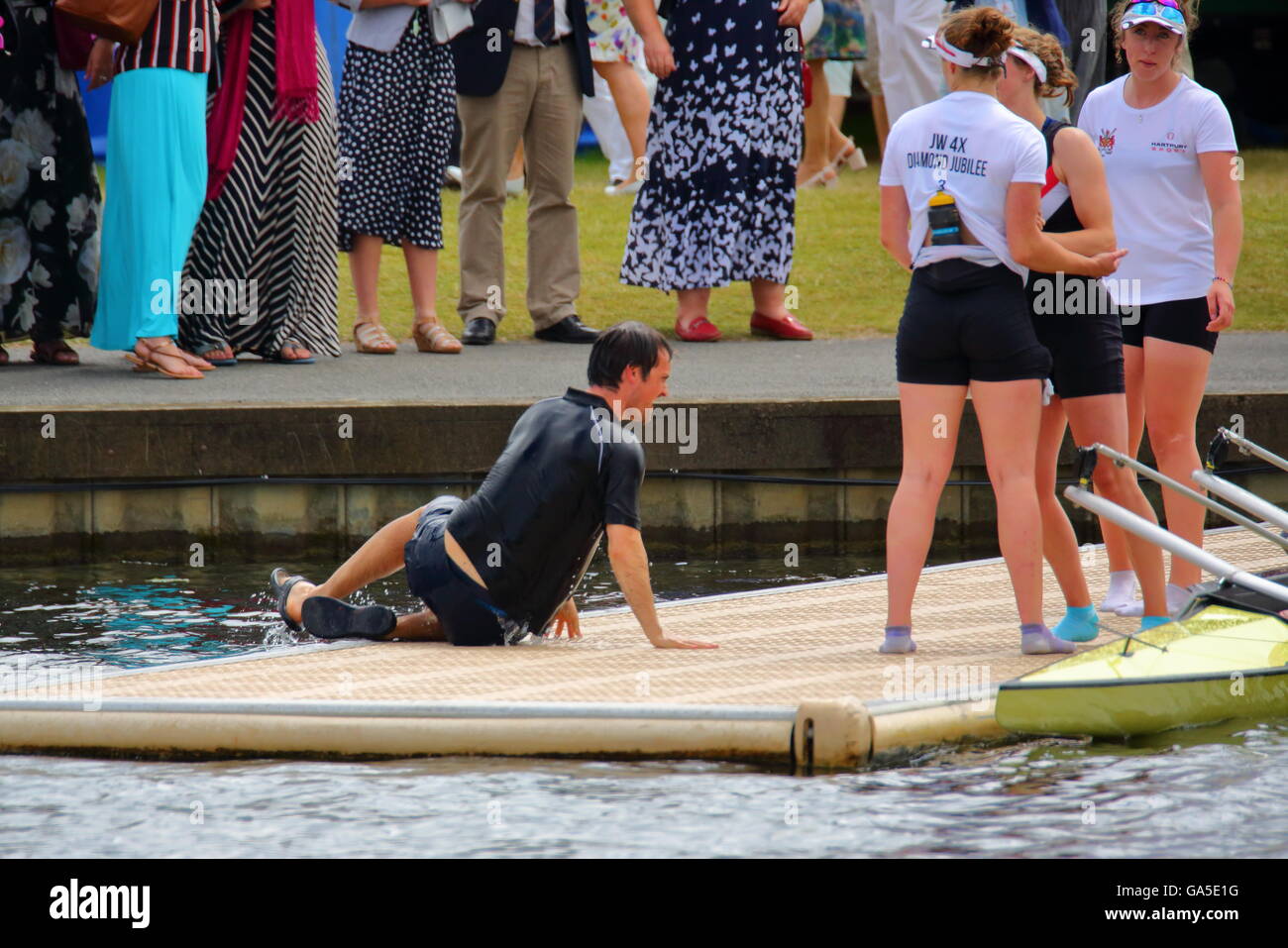 I rematori provenienti da tutto il mondo è venuto per l'annuale Henley Royal Regatta 2016. Gloucester Rowing Club celebra la vittoria nella prima gara della giornata. Foto Stock