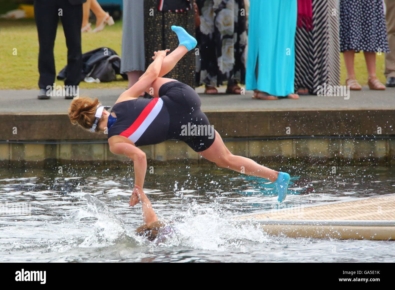I rematori provenienti da tutto il mondo è venuto per l'annuale Henley Royal Regatta 2016. Gloucester Rowing Club celebra la vittoria nella prima gara della giornata. Foto Stock
