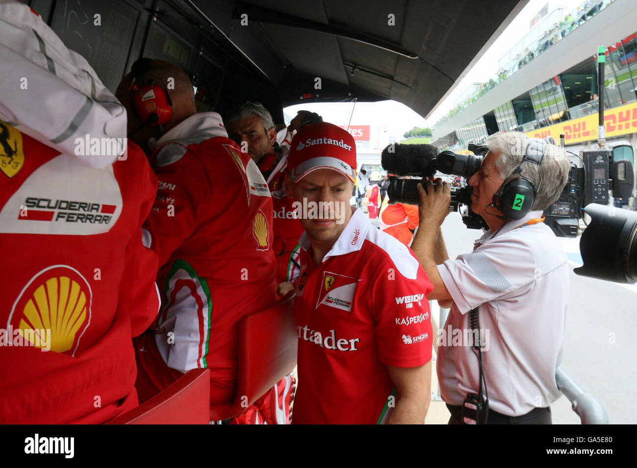 Spielberg, Austria. 03 Luglio, 2016. Driver Ferrari Sebastian Vettel della Germania sta al box Ferrari dopo che non riesce a completare l'austriaco FORMULA ONE Grand Prix al Red Bull Ring racetrack, in Spielberg, Austria meridionale, domenica 3 luglio 2016. Foto: Ronald Zak/dpa/Alamy Live News Foto Stock