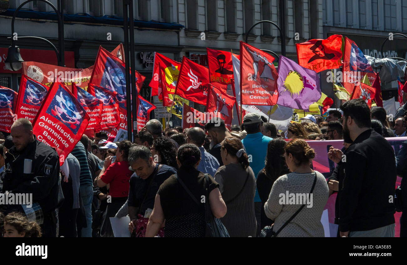 Berlino, Germania. 03 Luglio, 2016. I dimostranti ricordare le vittime di un incendio doloso di 23 anni fa il 02 luglio 1993 nella città anatolica di Sivas, in cui 37 persone morirono a Hermannplatz a Berlino, Germania, 03 luglio 2016. La comunità Alevi Berlino chiamato per l'evento. Foto: Paolo Zinken/dpa/Alamy Live News Foto Stock