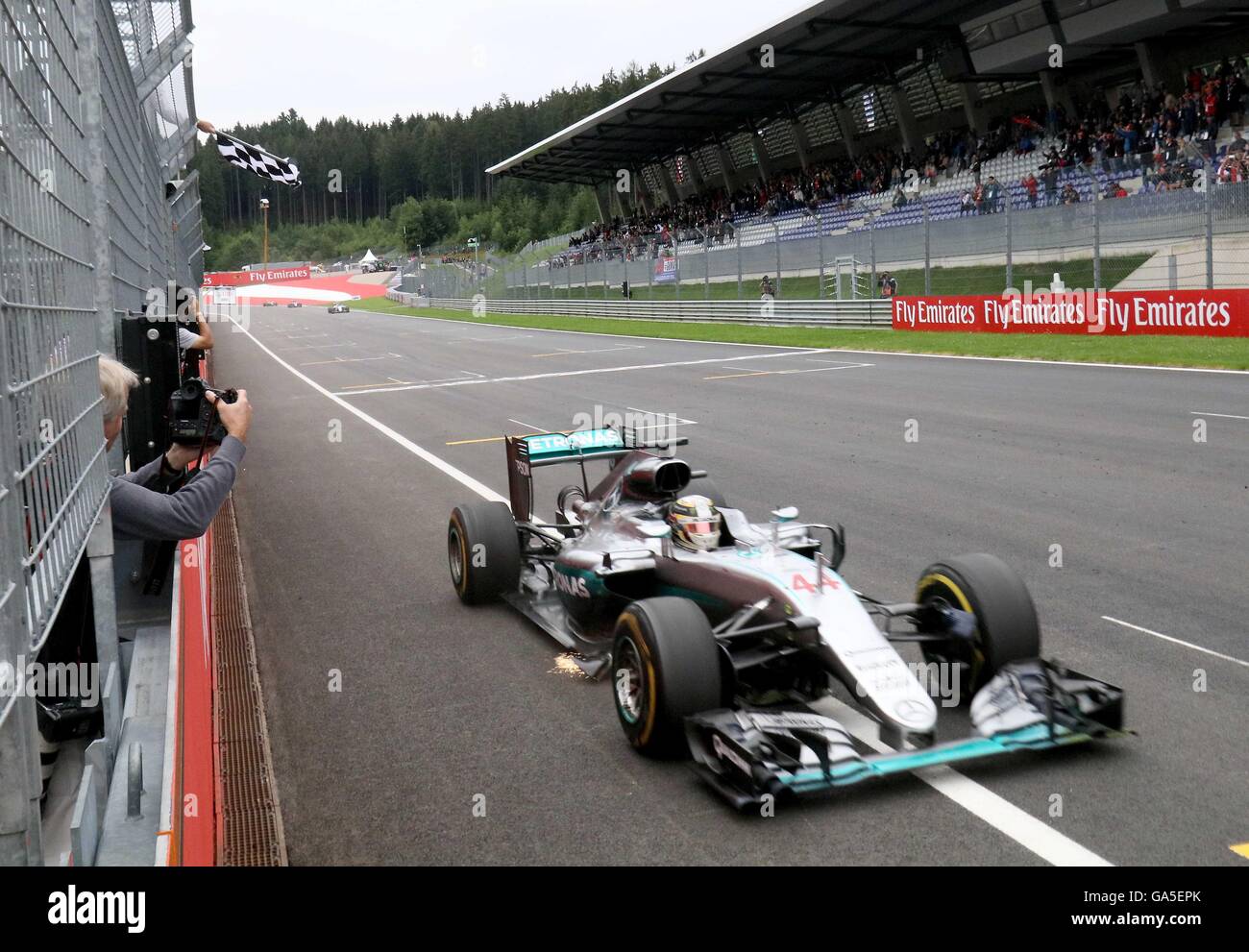 Spielberg, Austria. 03 Luglio, 2016. Driver Mercedes Lewis Hamilton di Bretagna attraversa la linea del traguardo per vincere austriaca di FORMULA ONE Grand Prix al Red Bull Ring racetrack, in Spielberg, Austria meridionale, domenica 3 luglio 2016. Foto: Ronald Zak/dpa/Alamy Live News Foto Stock