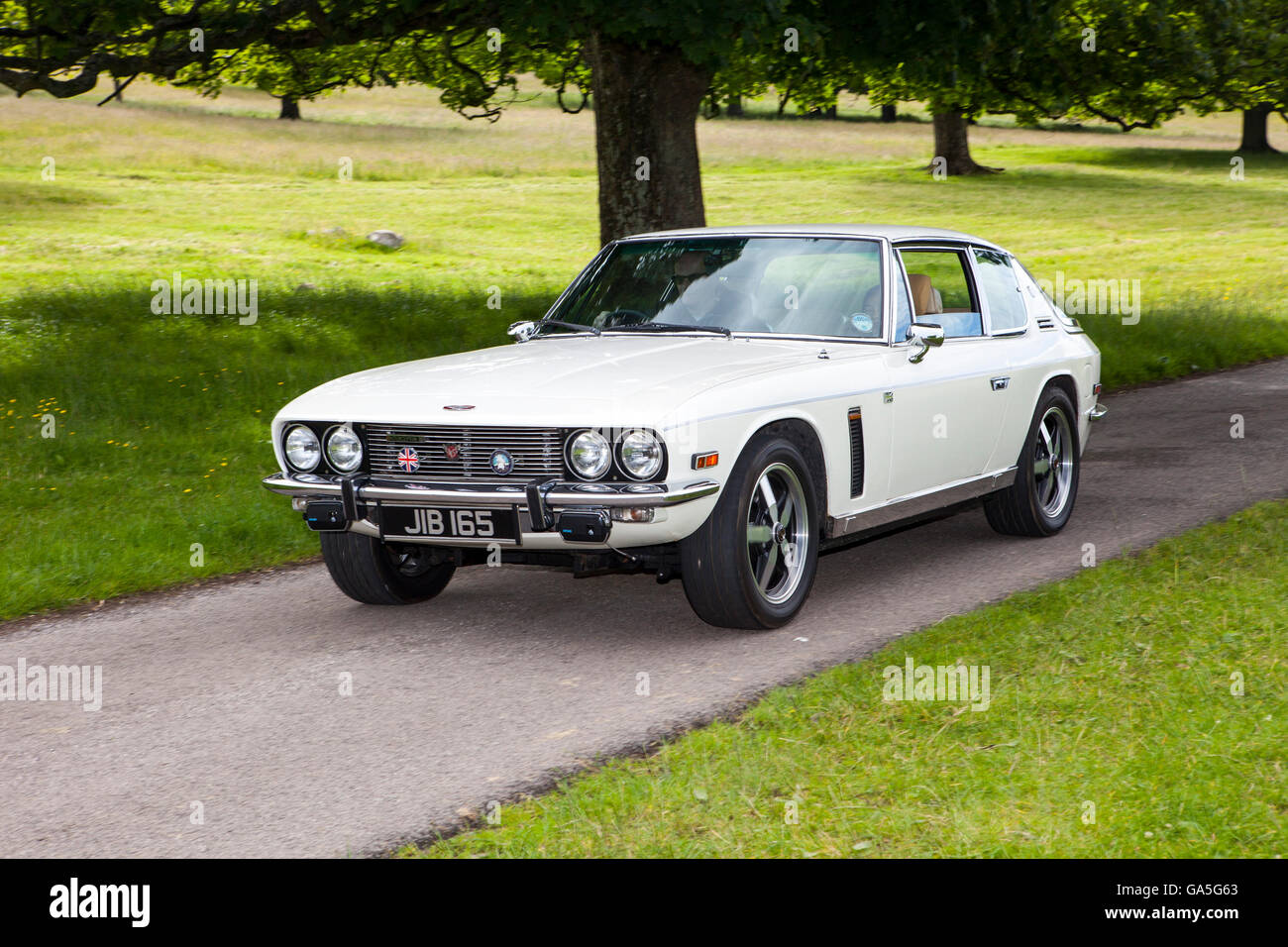 White Jensen interceptor iii automatica a Leighton Hall Classic auto da rally, Carnforth, Lancashire, Regno Unito. 3 Luglio, 2016. L annuale classic car rally avviene presso la magnifica Leighton Hall a Carnforth in Lancashire. British classic auto sportive che spaziano da MG per vetture americane muscolare come la Dodge Viper & Ford Mustang. Lo spettatore con la manifestazione ha attirato migliaia di visitatori di questo scenic parte del paese sulla costa nord ovest dell'Inghilterra. Credito: Cernan Elias/Alamy Live News Foto Stock