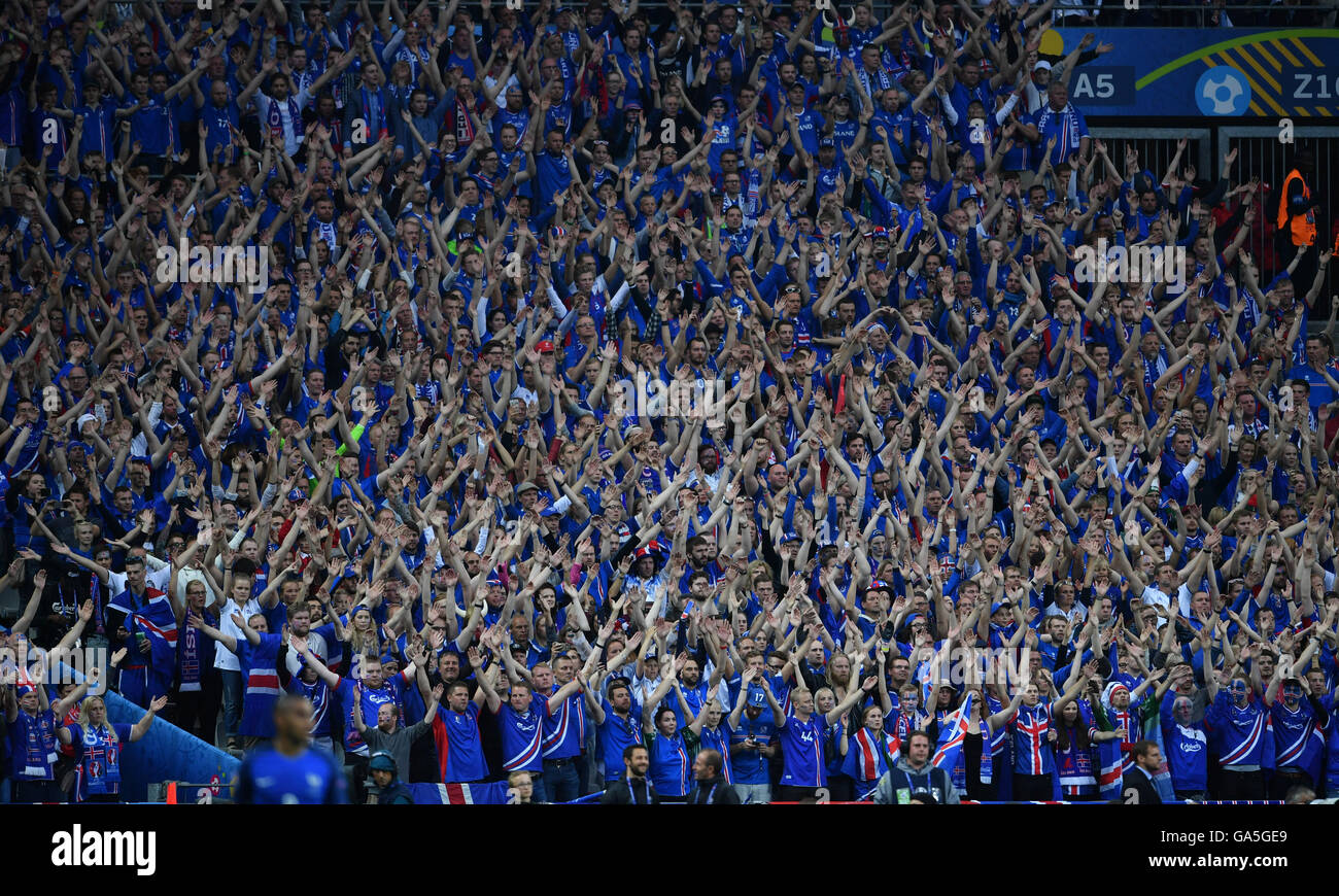 Parigi, Francia, 3 luglio, 2016. Ventole allietare prima dell'Euro 2016 quarterfinal match tra Francia e Islanda a Parigi, in Francia, il 3 luglio 2016. Credito: Xinhua/Alamy Live News Foto Stock