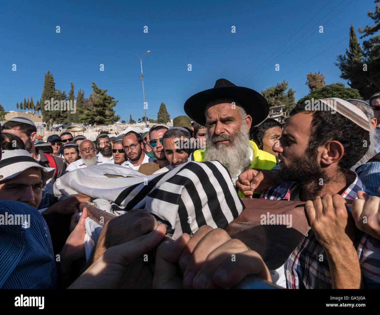 Israele. 3 Luglio, 2016. Gerusalemme. Persone in lutto portano il corpo di Michael Mark, un padre di dieci uccisi uccisi dai terroristi palestinesi che hanno sparato a sua auto e anche ferito gravemente la sua moglie e due di Marco kids. Credito: Yagil Henkin/Alamy Live News Foto Stock