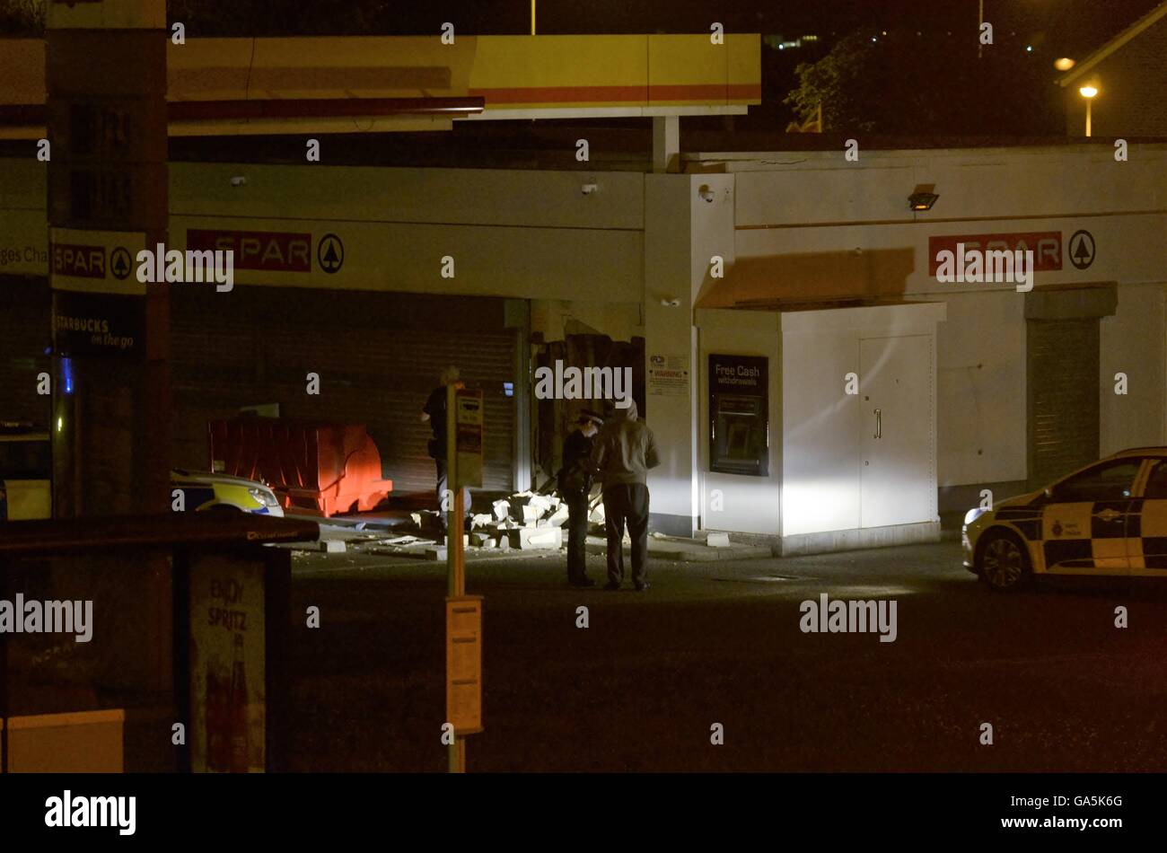 La polizia frequentare la scena da un punto di contanti ram raid al garage della shell a Gravesend , Kent. Foto Stock