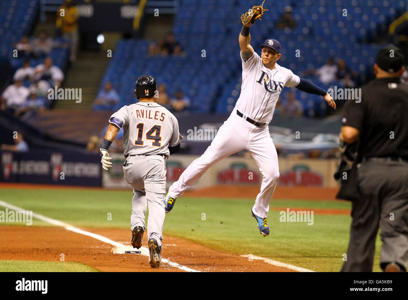1 luglio 2016 - San Pietroburgo, Florida, Stati Uniti - Sarà VRAGOVIC | Orari.Detroit Tigers diritto fielder Mike Aviles (14) di sicuro in un primo momento come Tampa Bay Rays primo baseman Logan Morrison (7) salta fuori il sacco per effettuare la cattura da Tampa Bay Rays shorstop Brad Miller (13) Nella quinta inning di gioco tra il Detroit Tigers e il Tampa Bay Rays in campo Tropicana a San Pietroburgo, Fla. venerdì 1 luglio 2016. (Credito Immagine: © sarà Vragovic/Tampa Bay volte via ZUMA filo) Foto Stock
