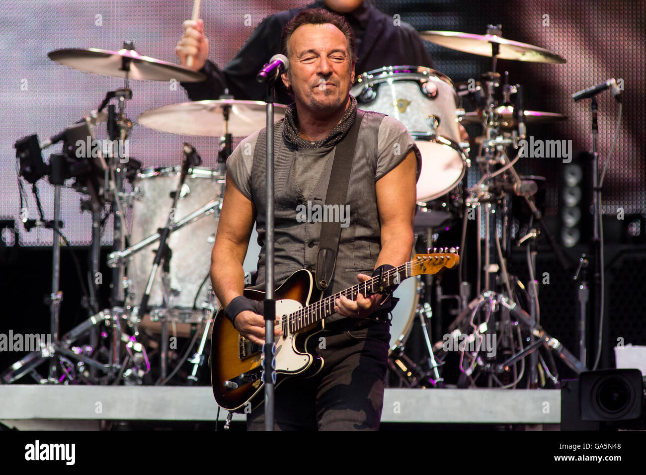 Milano Italia. 03Th Luglio 2016. Il rock americano leggendario Bruce Springsteen suona dal vivo sul palco allo Stadio San Siro durante la 'Gita sul fiume 2016' Credit: Rodolfo Sassano/Alamy Live News Foto Stock