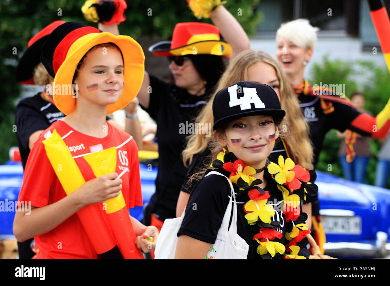 A Garching, Germania. 3 Luglio, 2016. I bambini con i colori tedesco ( tempo di calcio !) presso la tradizionale sfilata di clubs, bande e associazioni di Garching, universitary paesino a pochi chilometri a nord di Monaco di Baviera Credito: Luisa Fumi/Alamy Live News Foto Stock
