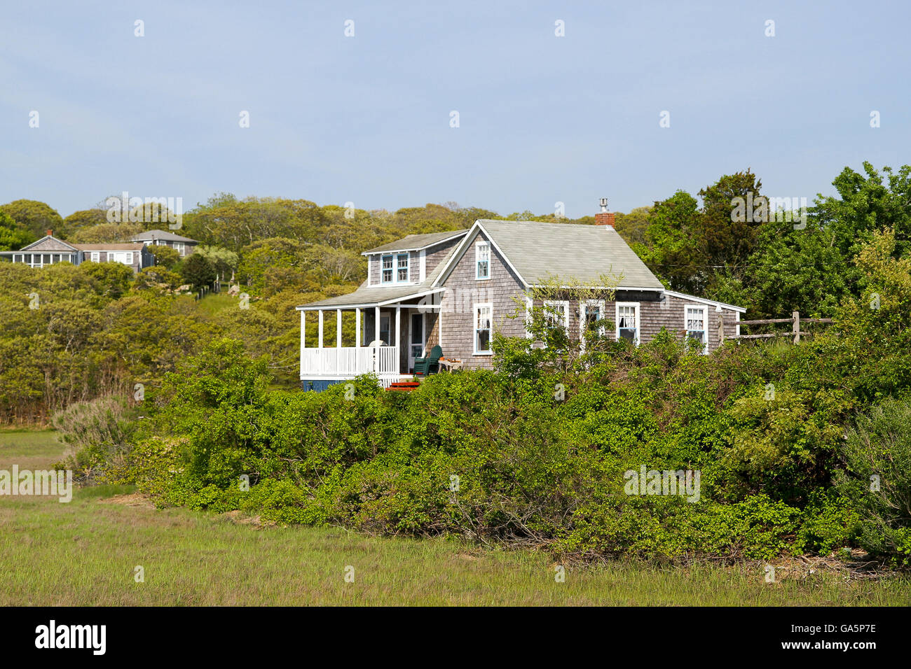 Una casa al di sopra di zone umide nel villaggio di pescatori di Menemsha, Martha's Vineyard, Massachusetts Foto Stock