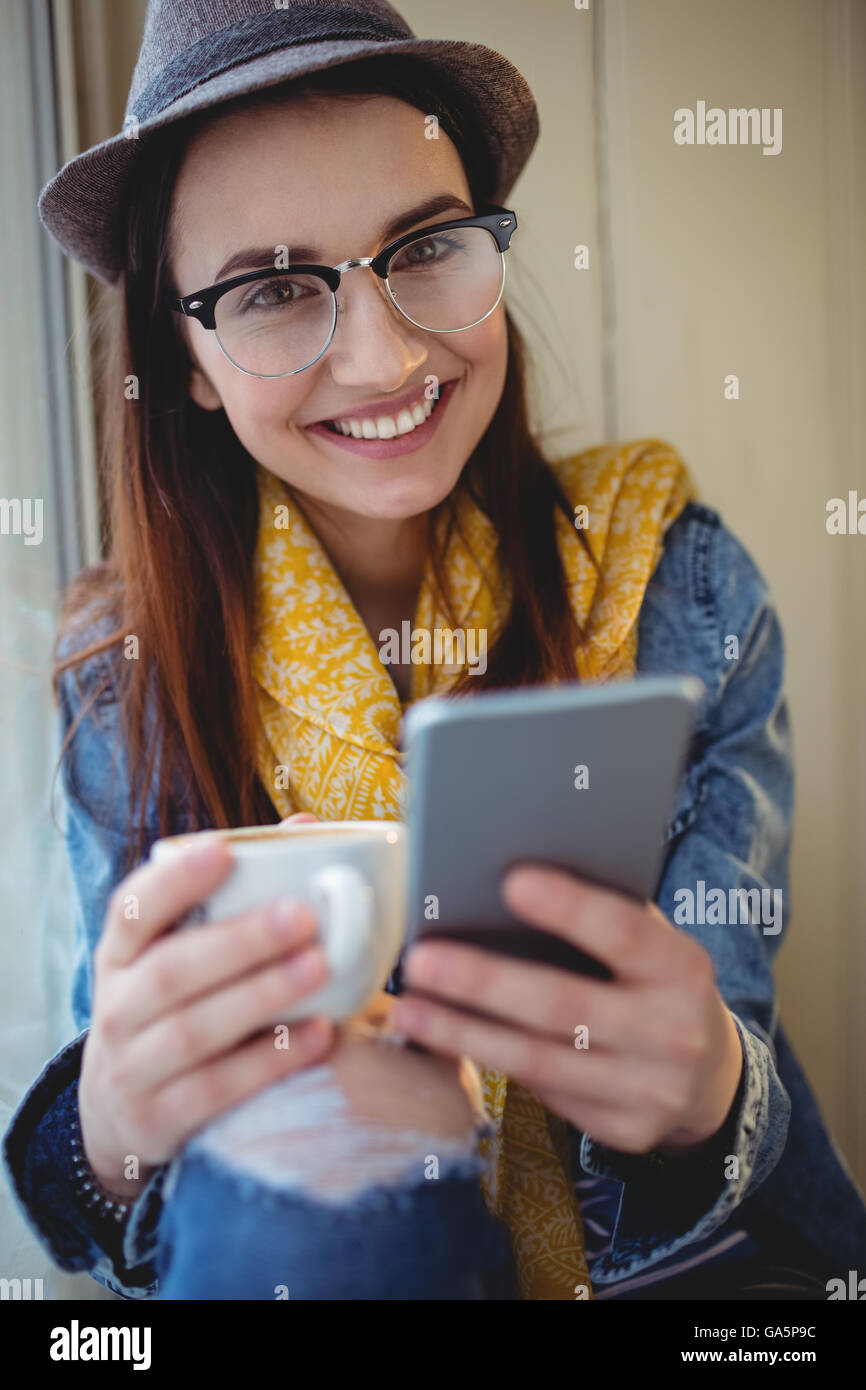 Ritratto di felice moda donna con caffè al caffè Foto Stock