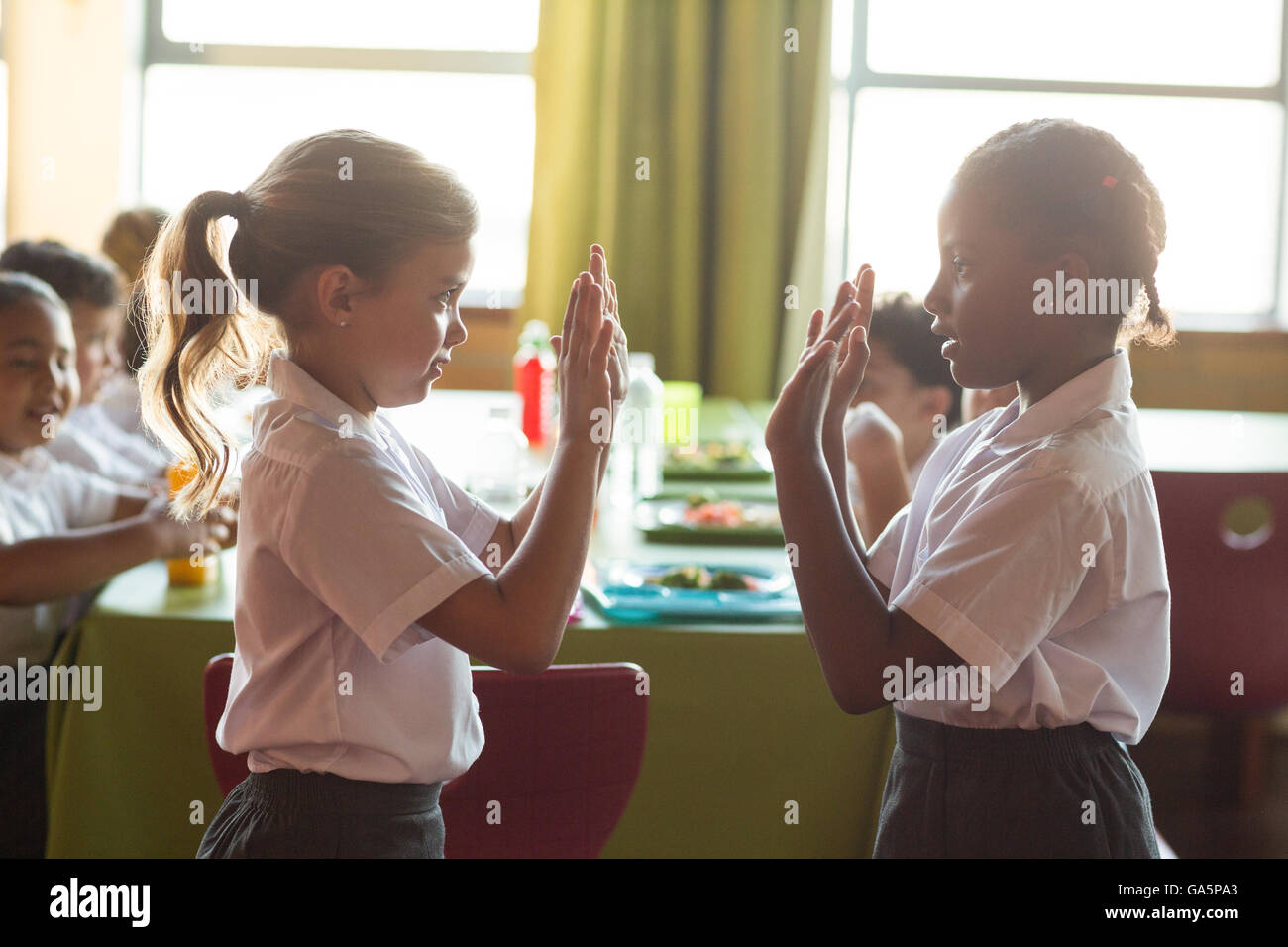 Le ragazze a giocare gioco battendo le mani Foto Stock