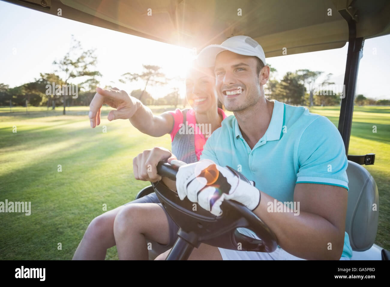 Sorridente golfista donna rivolta dall'uomo Foto Stock