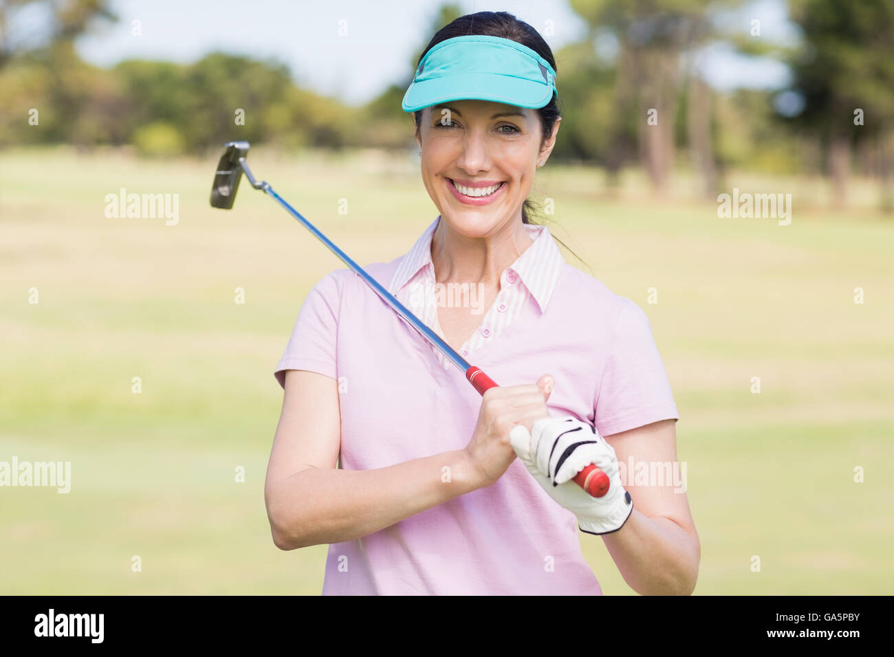 Donna intelligente che trasportano golf club Foto Stock