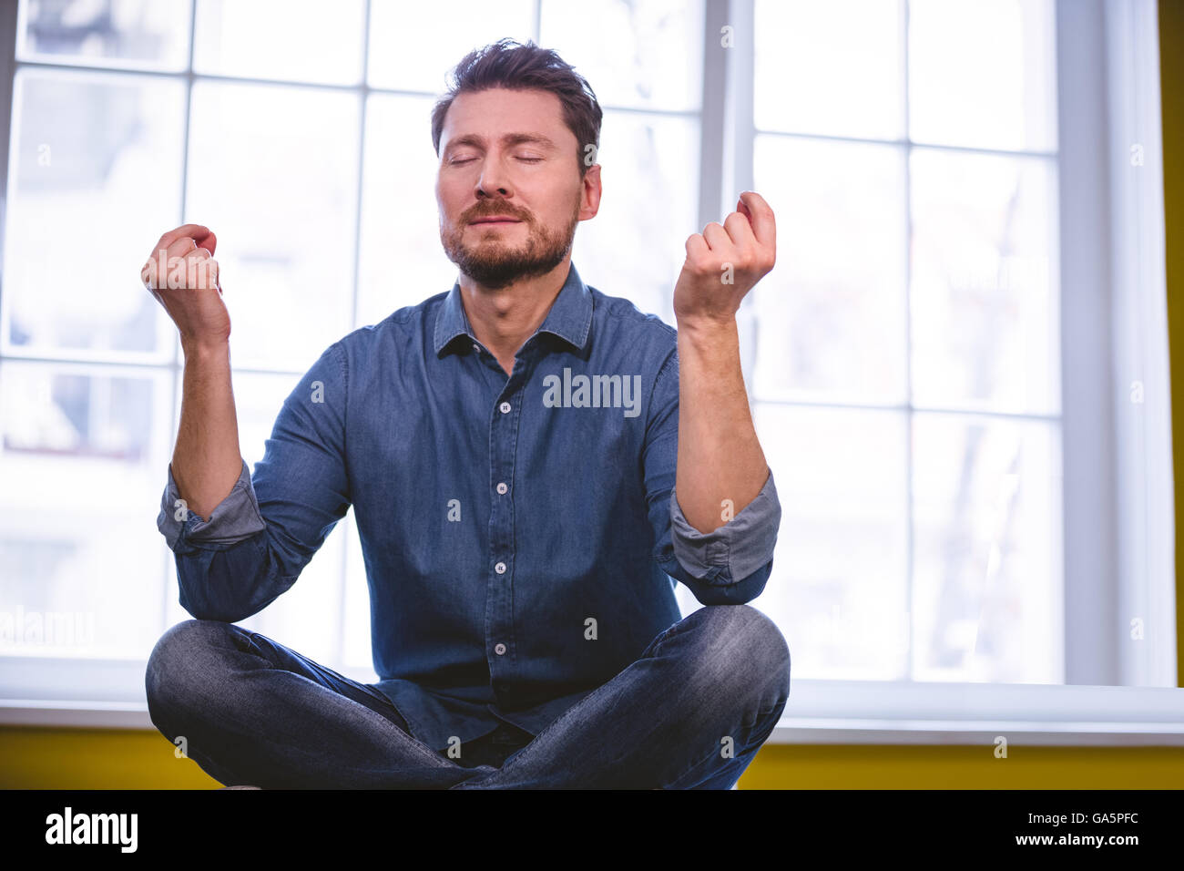 Executive fare yoga presso il creative office Foto Stock