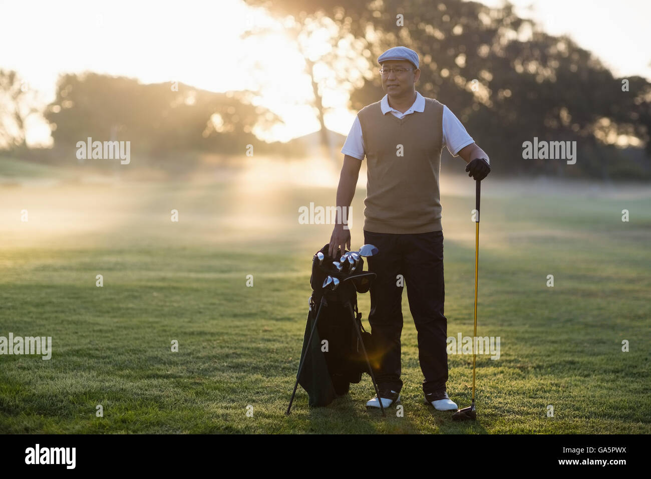 Uomo maturo permanente al campo da golf Foto Stock