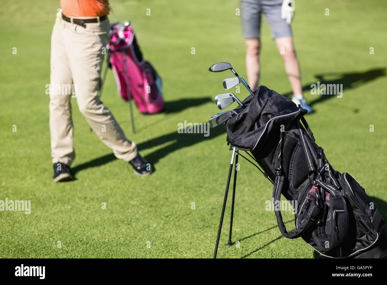 Sezione bassa del giovane giocando a golf Foto Stock