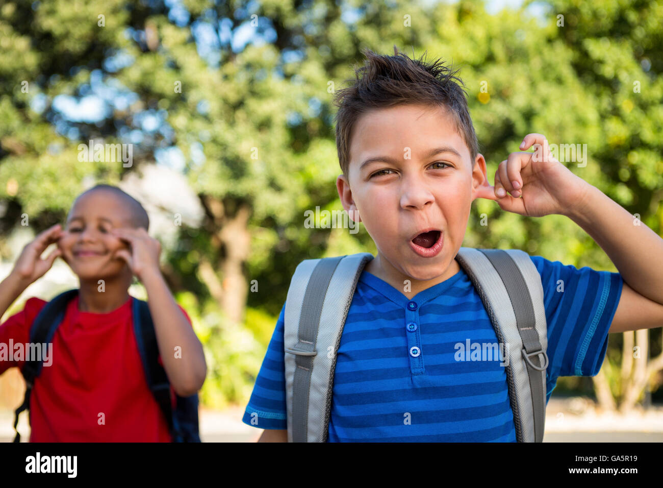 Ritratto di scolaro facendo una faccia Foto Stock