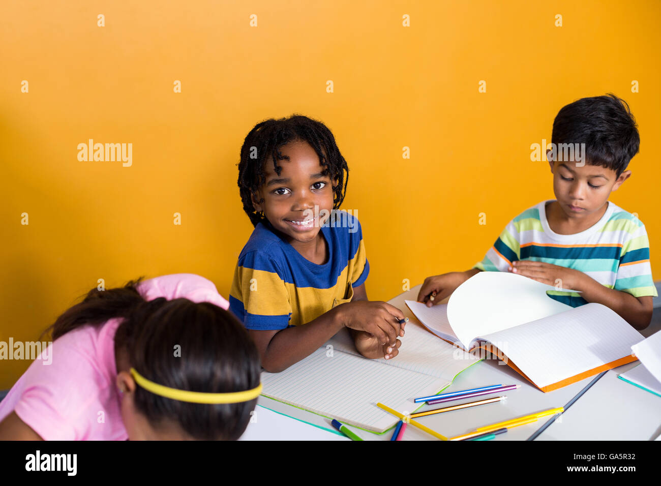 Ragazzo carino con i compagni di classe Foto Stock