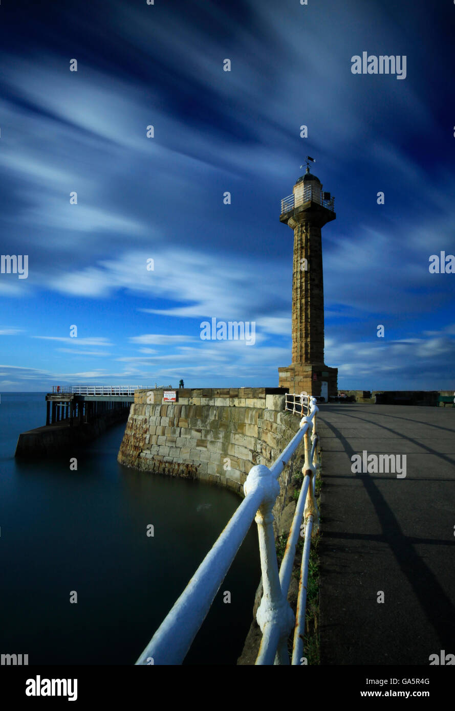 Una lunga esposizione Whitby Pier e il faro Foto Stock
