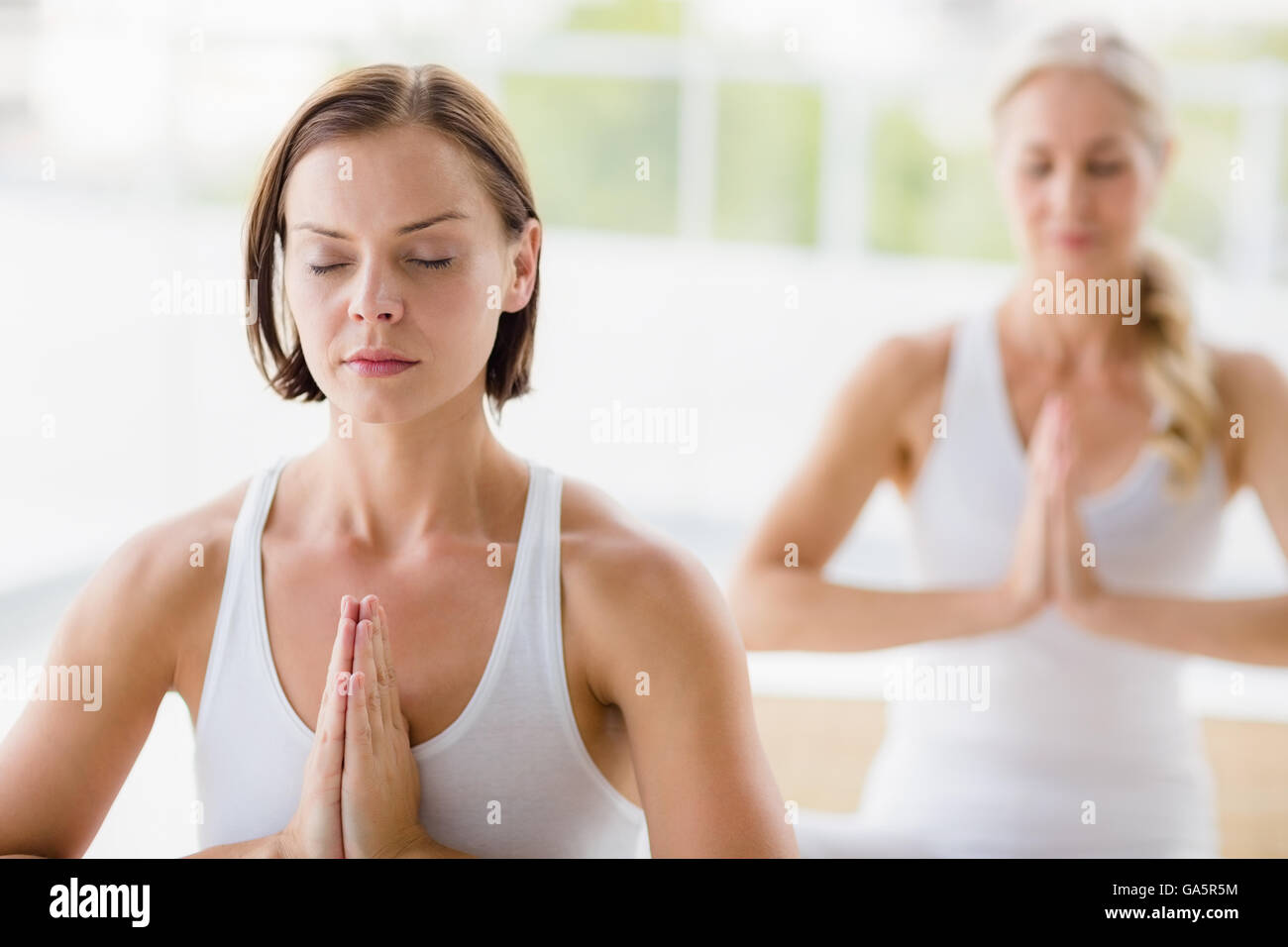 Le donne facendo esercizi yoga Foto Stock
