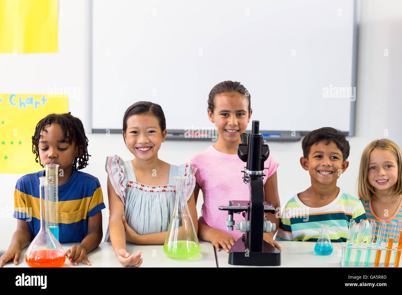 I bambini con le attrezzature scientifiche in laboratorio Foto Stock