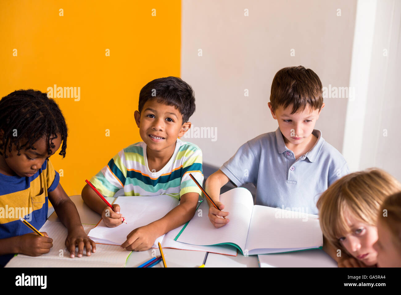 Ritratto di ragazzo carino con i compagni di classe Foto Stock