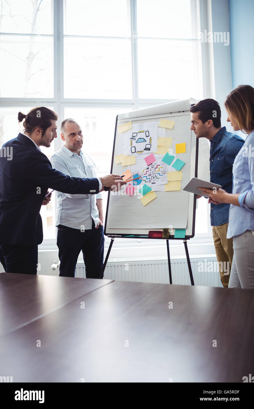 I colleghi discutendo in sala riunioni Foto Stock