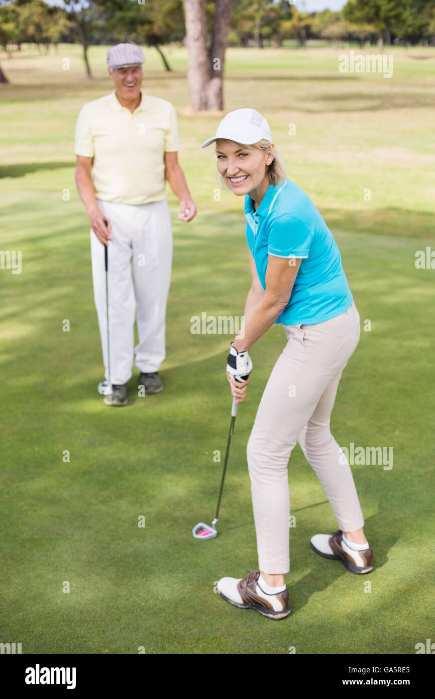 Ritratto di donna holding golf club da uomo Foto Stock