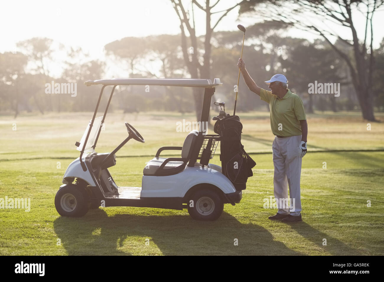 Uomo maturo mettendo golf club in borsa Foto Stock