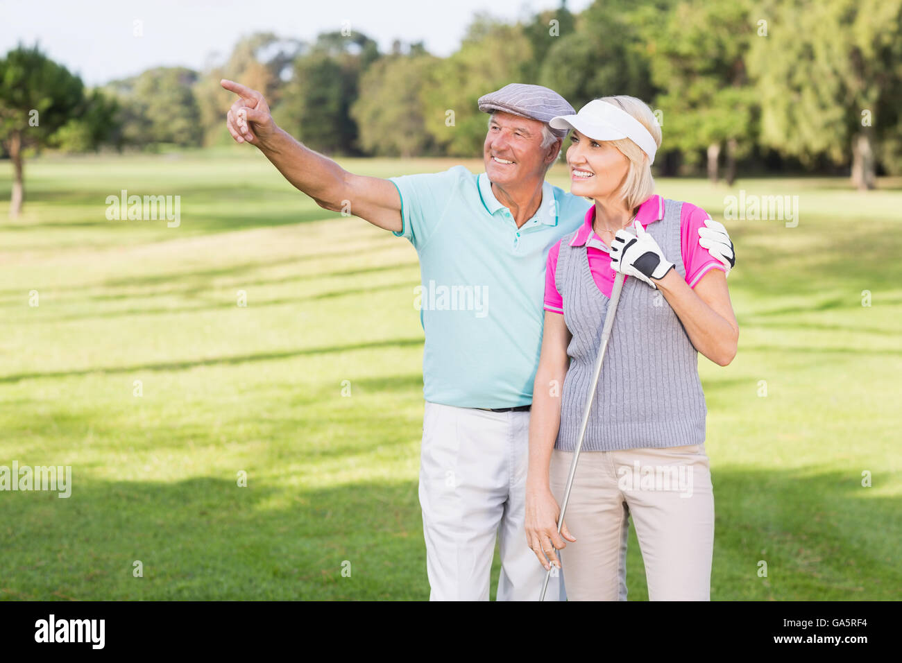 Il Golfer uomo rivolta mentre in piedi da donna Foto Stock