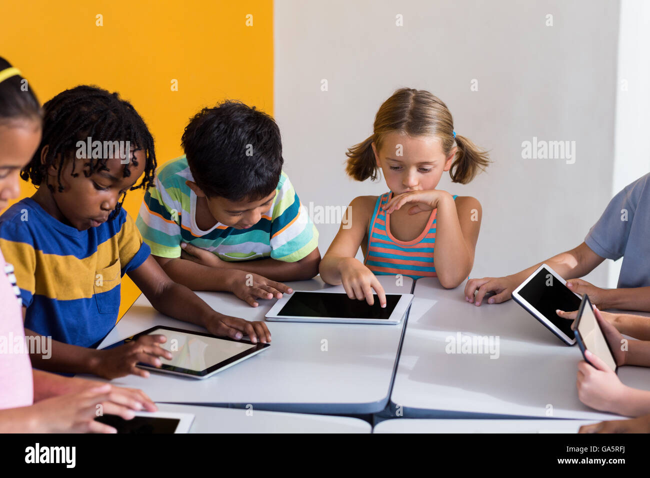 I bambini utilizzando le compresse digitale Foto Stock