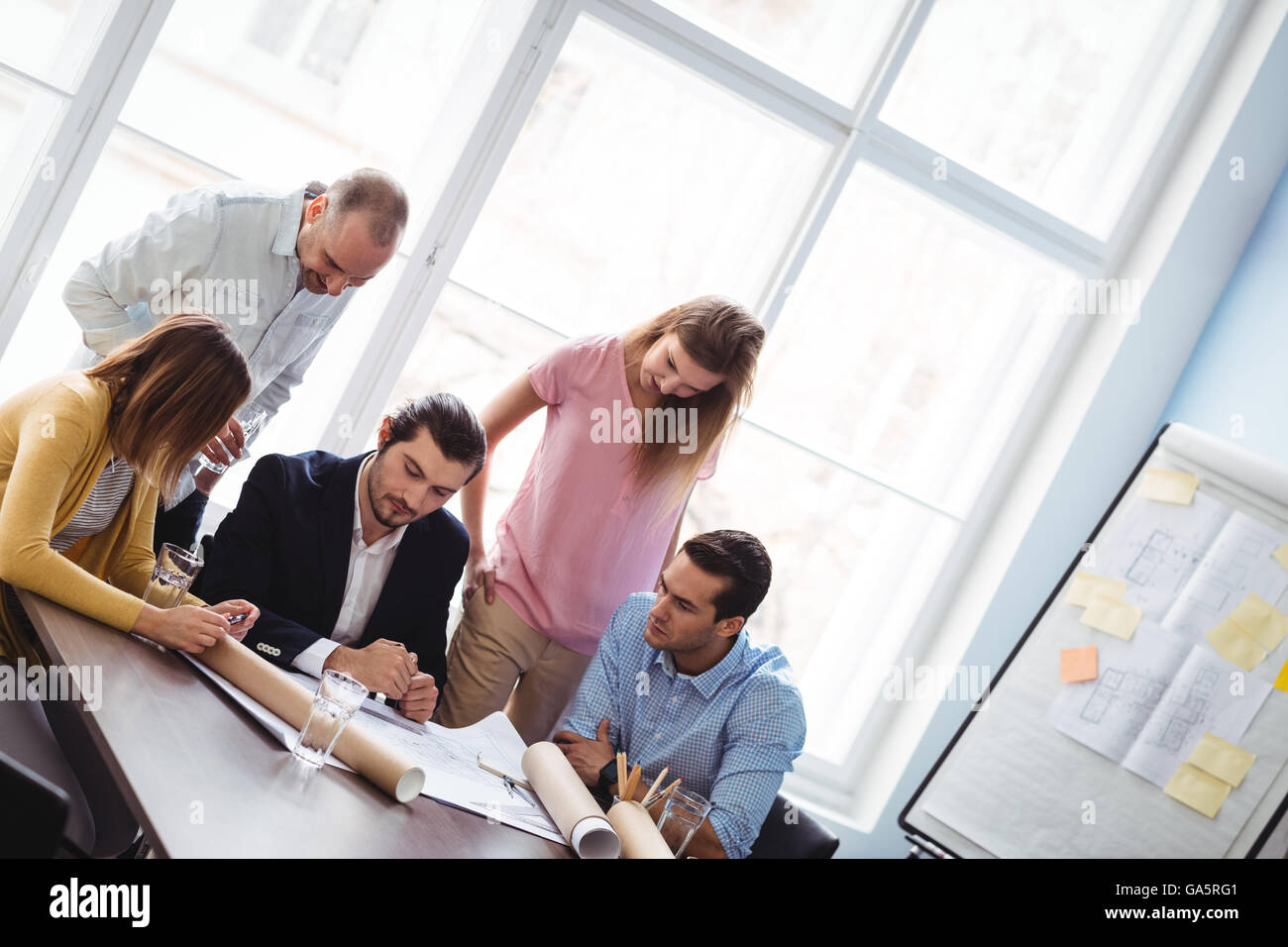 Immagine di inclinazione della gente di affari in sala riunioni Foto Stock