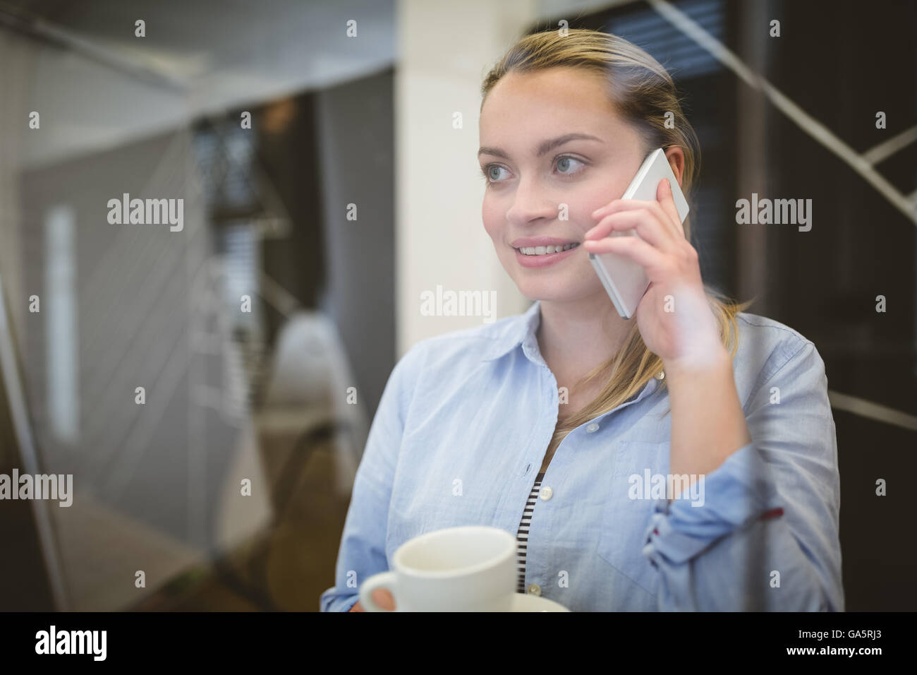 Imprenditrice parlando al telefono durante la pausa caffè Foto Stock