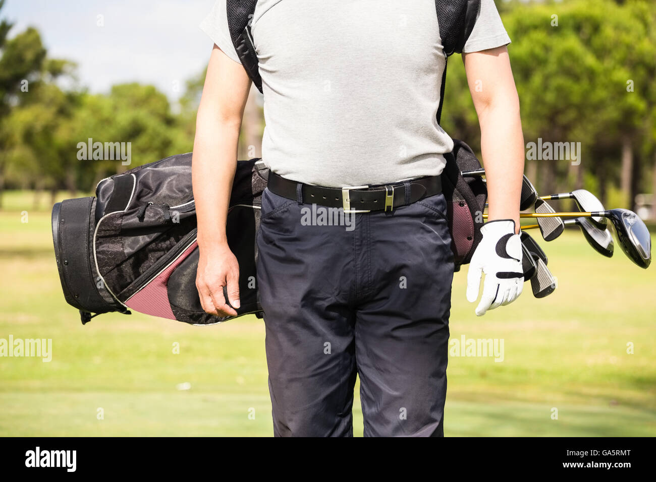 Sezione mediana dell uomo che indossa borsa da golf Foto Stock