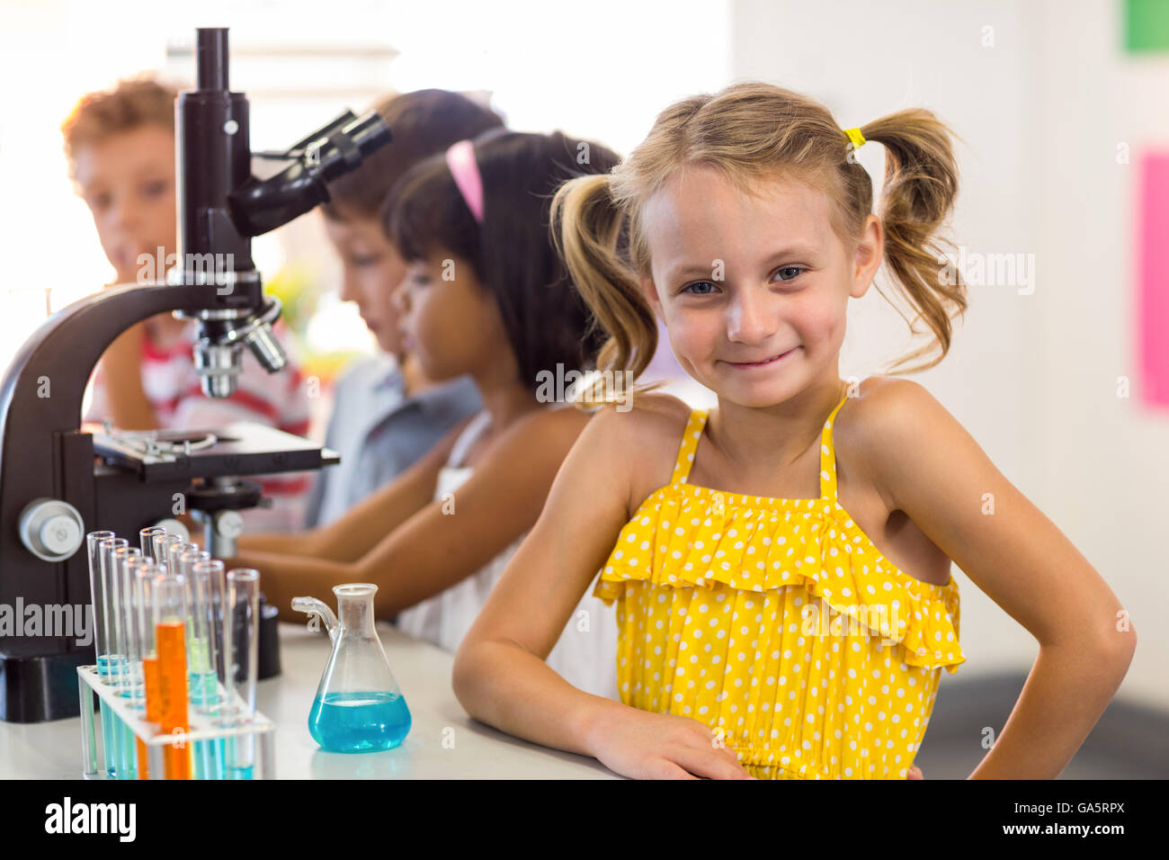 Ragazza con i compagni di classe in laboratorio Foto Stock