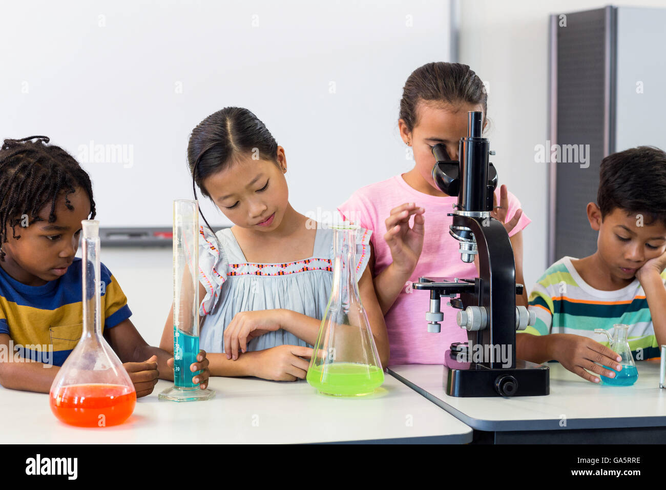 I bambini con le attrezzature scientifiche Foto Stock