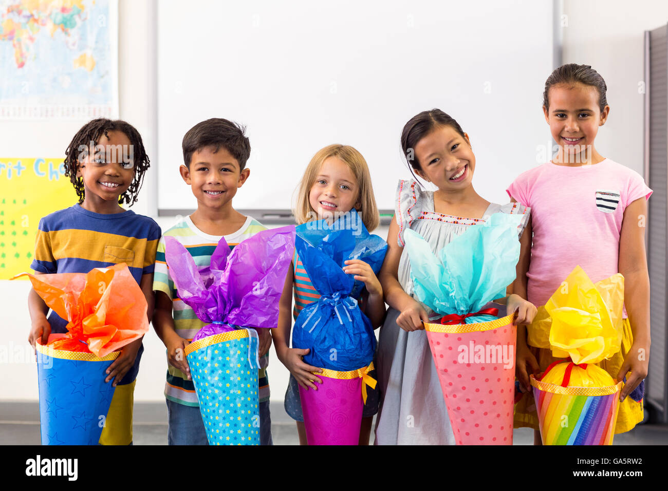 Sorridente multi etnico azienda bambini artwork Foto Stock