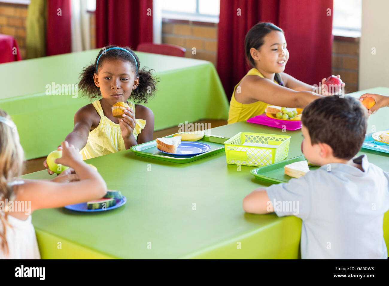 Scolari aventi la prima colazione Foto Stock
