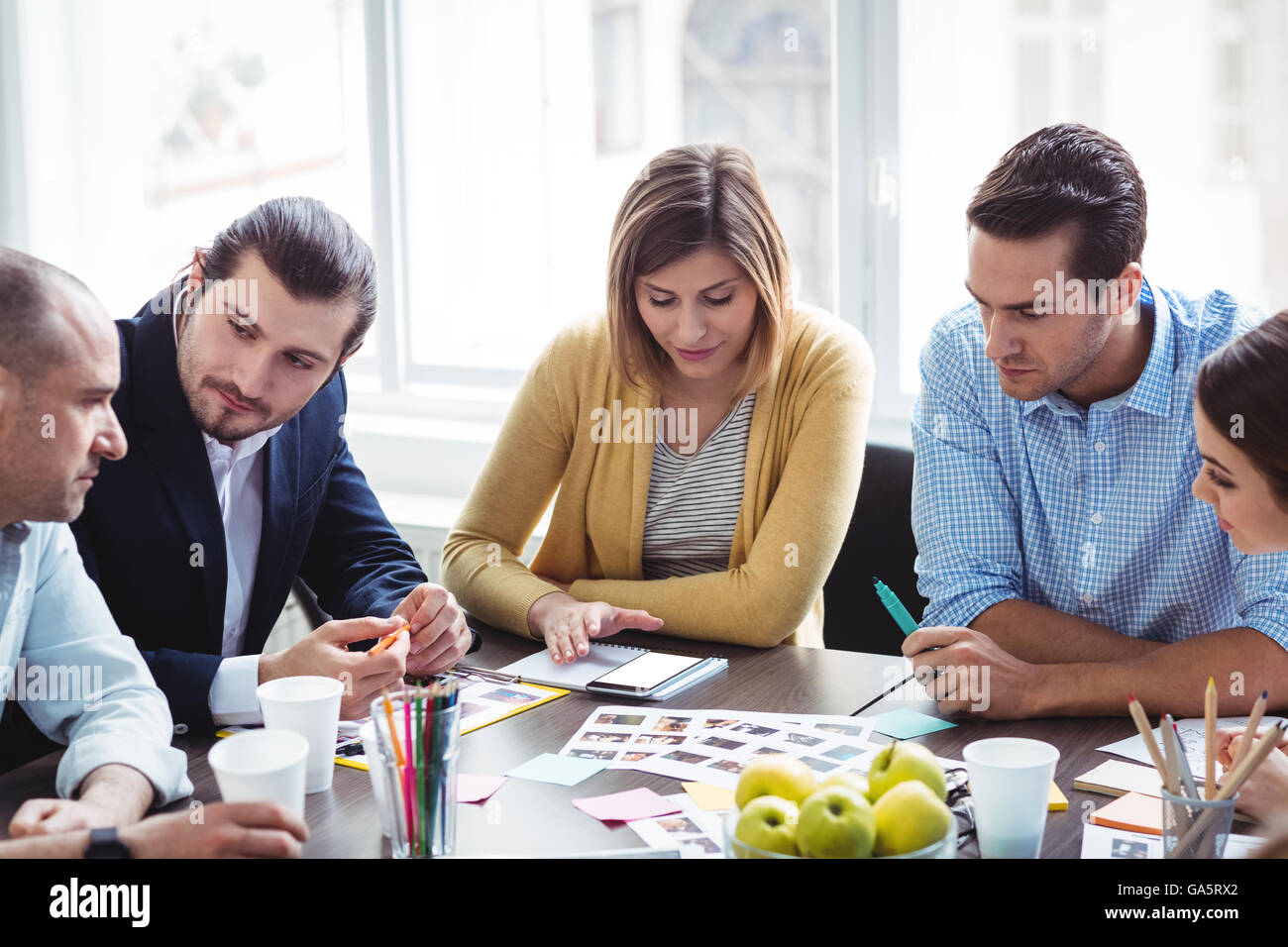 Foto gli editori che lavorano in sala riunioni Foto Stock