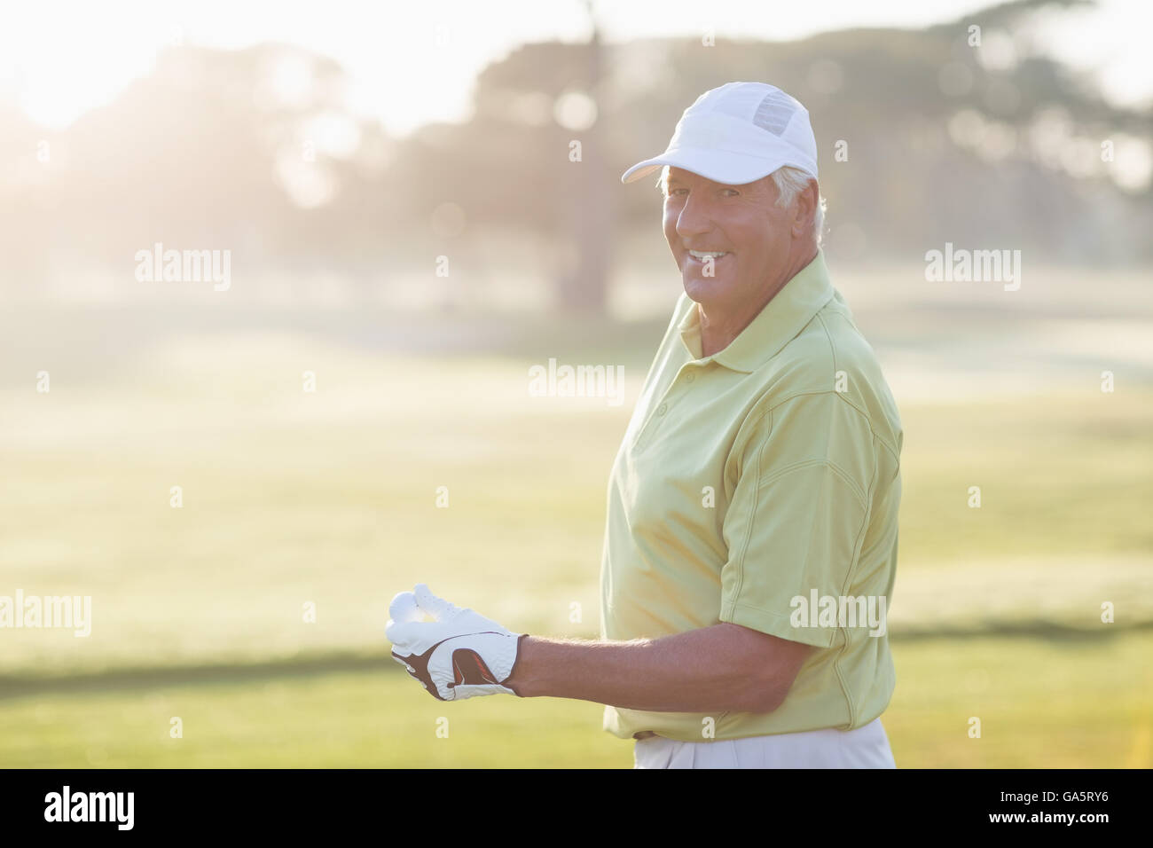 Ritratto di sorridente golfista maturo Foto Stock