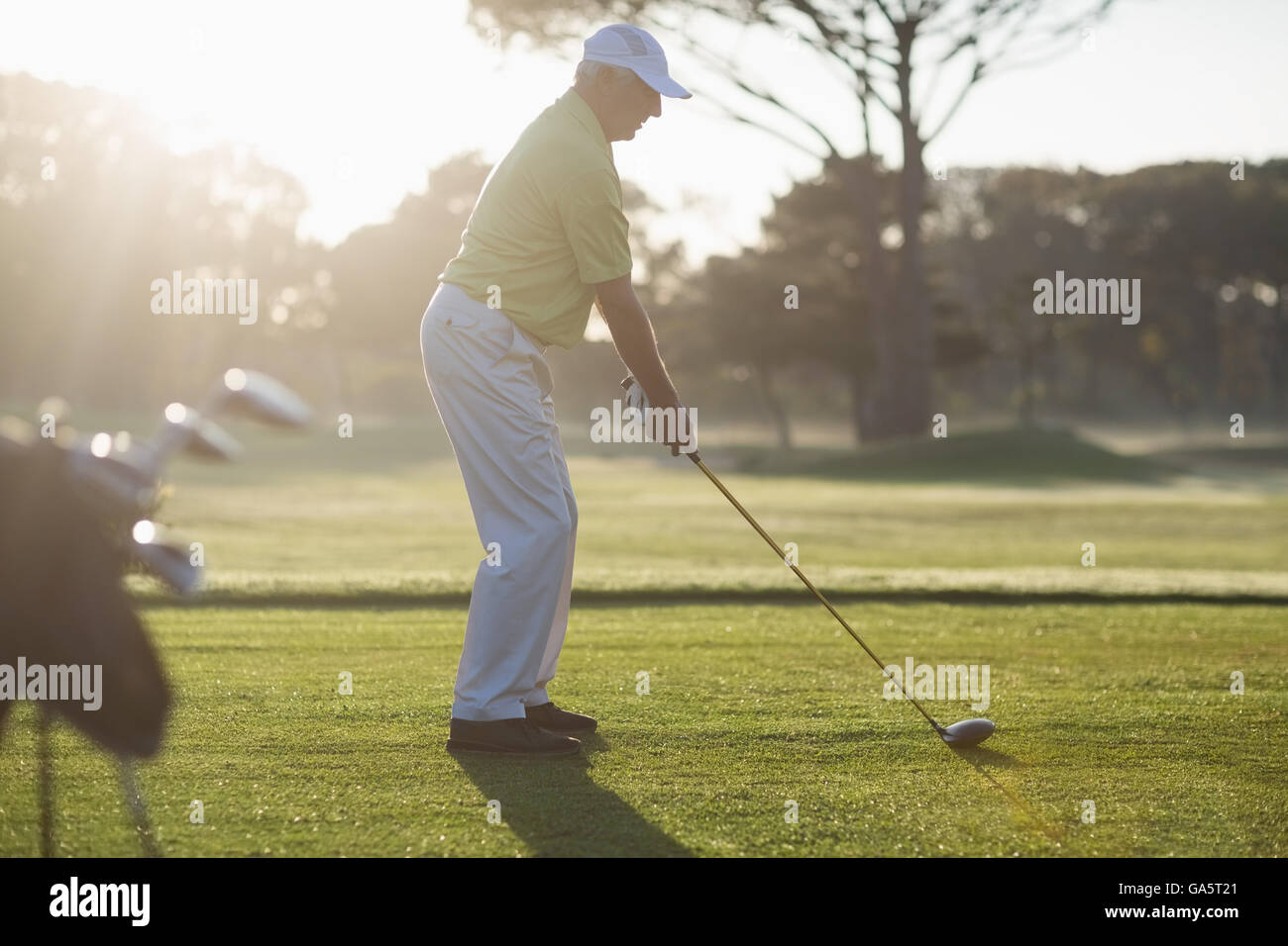 Lunghezza piena vista laterale di uomo maturo per giocare a golf Foto Stock